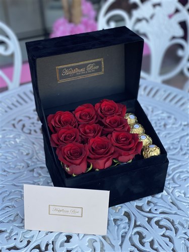 Siyah Dikdörtgen Kadife Kutuda Kırmızı Güller ve Çikolatalar