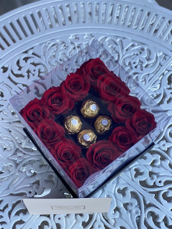 Kare Şeffaf Kutuda Kırmızı Güller ve Çikolatalar