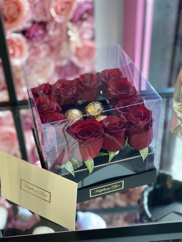 Kare Şeffaf Kutuda Kırmızı Güller ve Çikolatalar