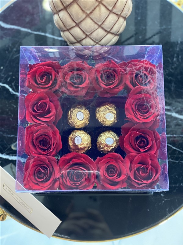 Kare Şeffaf Kutuda Kırmızı Güller ve Çikolatalar