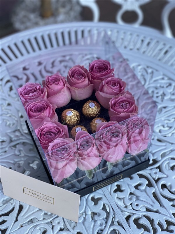 Kare Şeffaf Kutuda Pembe Güller ve Çikolatalar