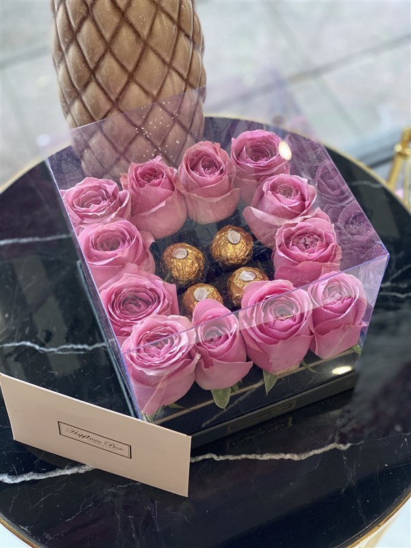 Kare Şeffaf Kutuda Pembe Güller ve Çikolatalar