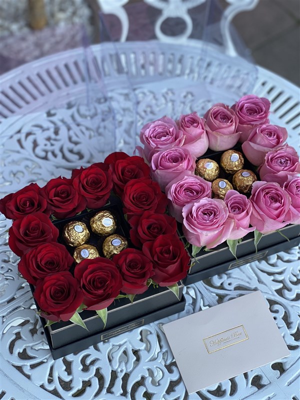 Kare Şeffaf Kutuda Pembe Güller ve Çikolatalar