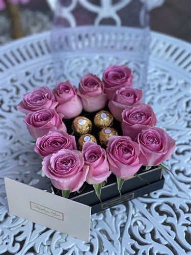 Kare Şeffaf Kutuda Pembe Güller ve Çikolatalar