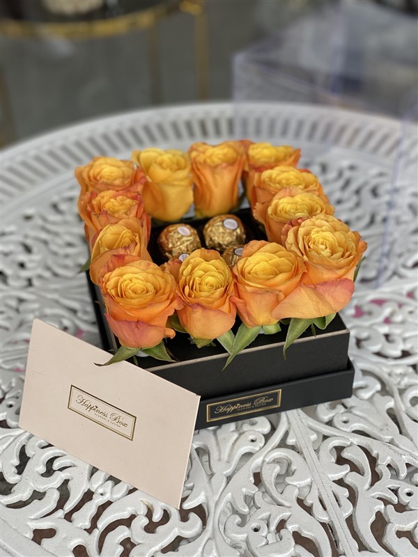Kare Şeffaf Kutuda Turuncu Güller ve Çikolatalar