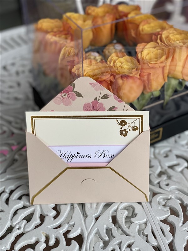 Kare Şeffaf Kutuda Turuncu Güller ve Çikolatalar