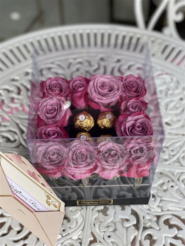 Kare Şeffaf Kutuda Lila Güller ve. Çikolatalar