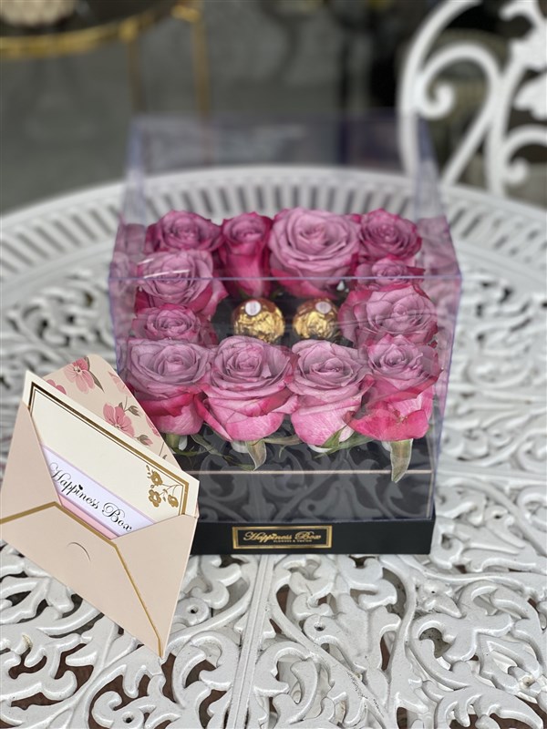 Kare Şeffaf Kutuda Lila Güller ve. Çikolatalar
