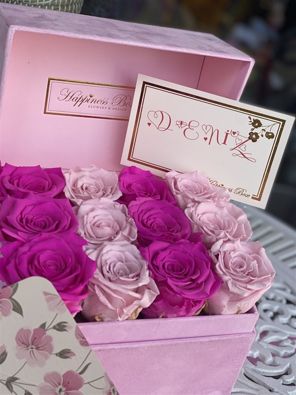 Dikdörtgen Kapaklı Kutuda Solmayan Güller