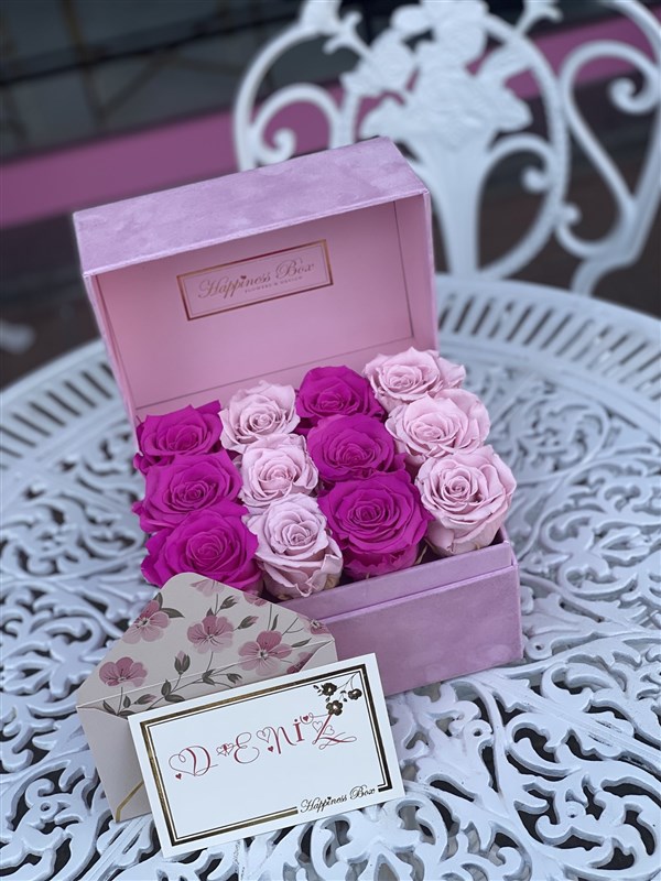 Dikdörtgen Kapaklı Kutuda Solmayan Güller