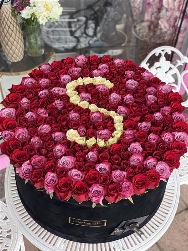 Dev Kutuda Renkli Güller ve Harf