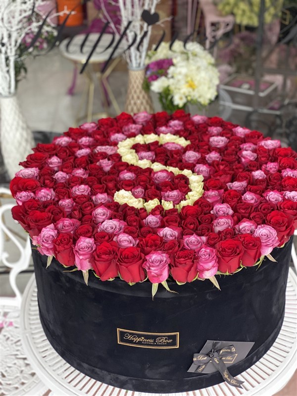 Dev Kutuda Renkli Güller ve Harf