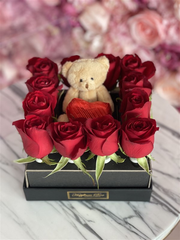 Kare Şeffaf Kutuda Kırmızı Güller Ayıcık ve Çikolatalar