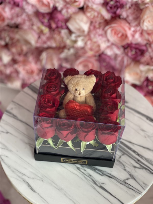 Kare Şeffaf Kutuda Kırmızı Güller Ayıcık ve Çikolatalar