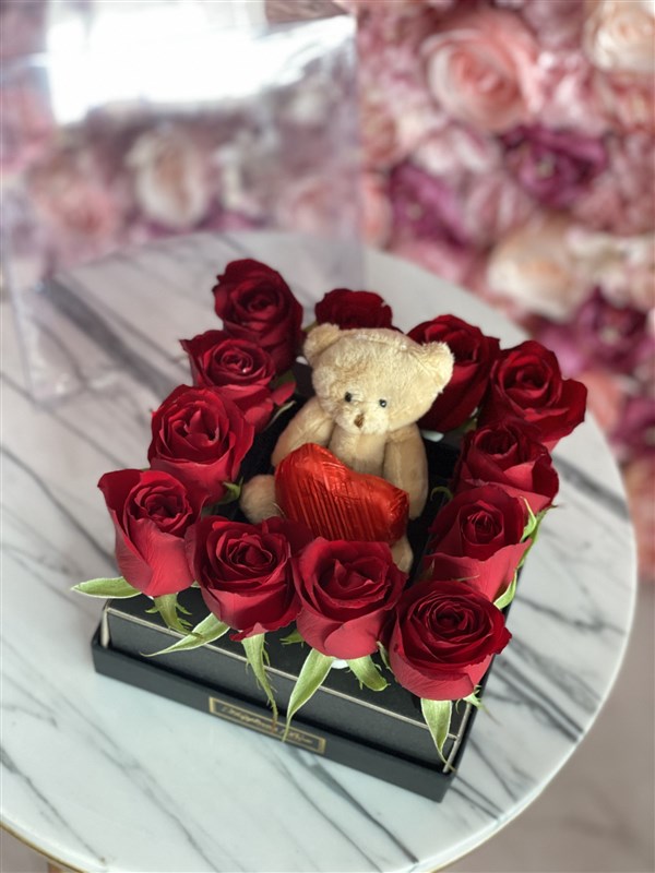Kare Şeffaf Kutuda Kırmızı Güller Ayıcık ve Çikolatalar