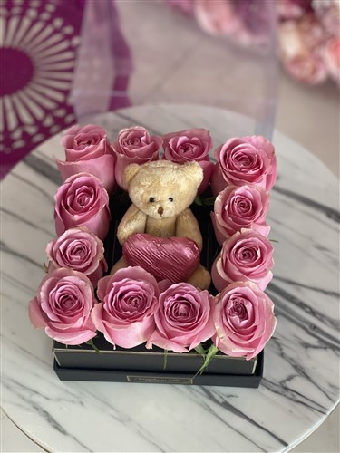 Kare Şeffaf Kutuda Pembe Güller ve Ayıcık
