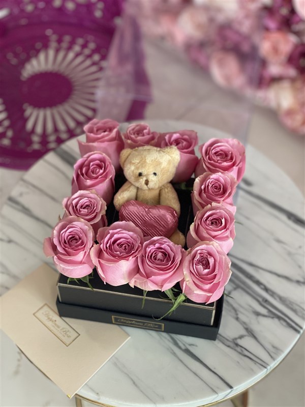 Kare Şeffaf Kutuda Pembe Güller ve Ayıcık