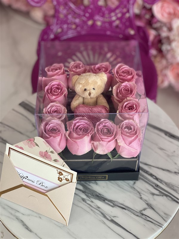 Kare Şeffaf Kutuda Pembe Güller ve Ayıcık