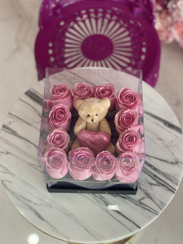 Kare Şeffaf Kutuda Pembe Güller ve Ayıcık