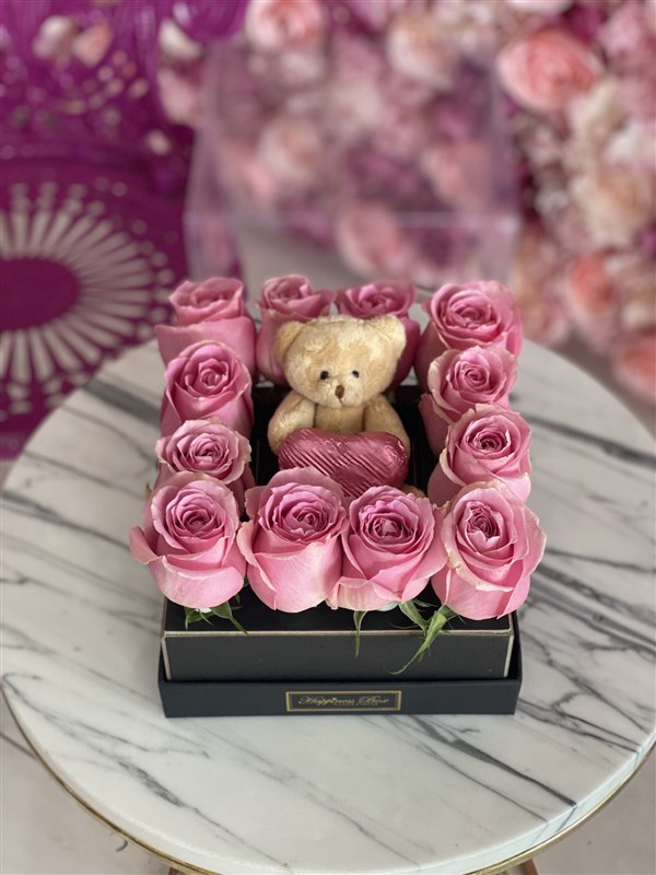 Kare Şeffaf Kutuda Pembe Güller ve Ayıcık
