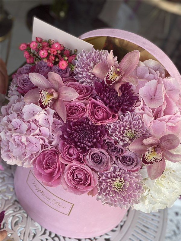 Pembe Mega Kutuda Ortanca ve Güller ile Aranjman