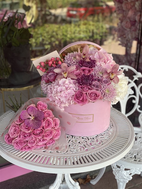 Pembe Mega Kutuda Ortanca ve Güller ile Aranjman