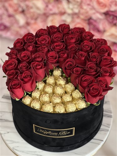 Siyah Mega Kutuda Güller ve Çikolatalar