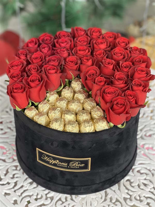 Siyah Mega Kutuda Güller ve Çikolatalar