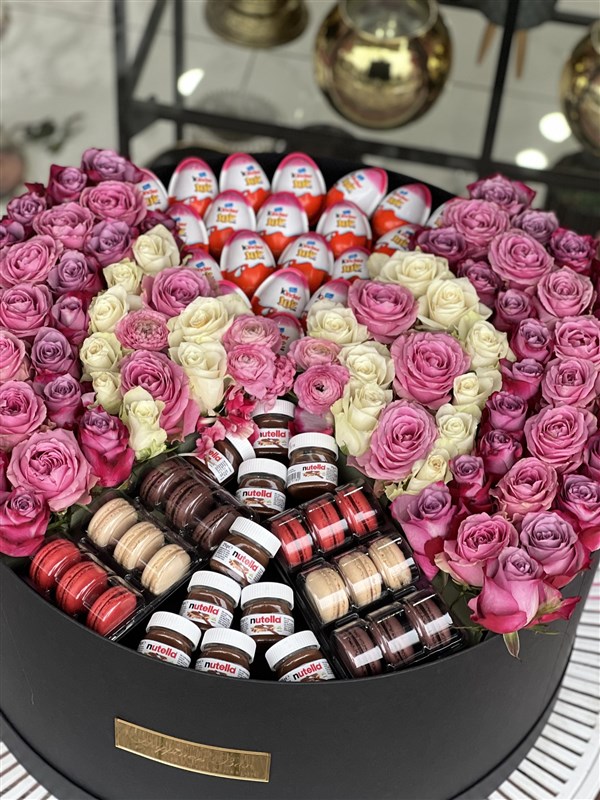 Dev Kutuda Renkli Güller ve Çikolatalar