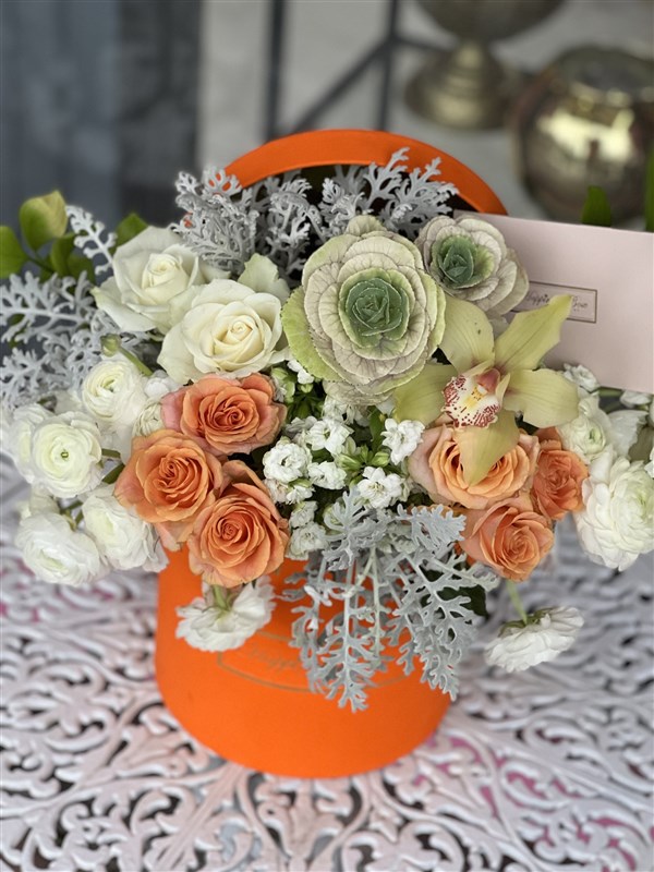 Turuncu Kutuda Beyaz Turuncu Aranjman