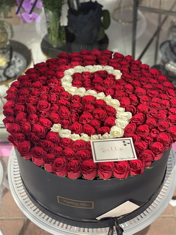 Dev Kutuda Yüzlerce Gül ile Harf