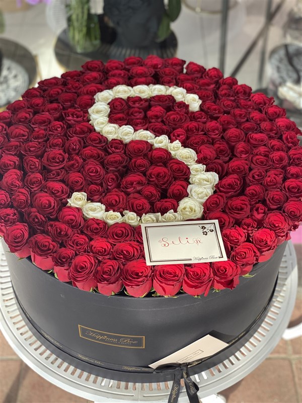 Dev Kutuda Yüzlerce Gül ile Harf