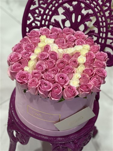 Pembe Mega Lüks Kutuda Pembe Güller ve Harf