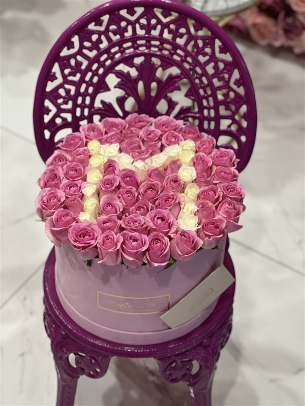 Pembe Mega Lüks Kutuda Pembe Güller ve Harf