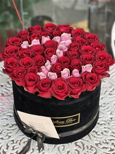 Siyah Mega Kadife Kutuda Kırmızı Güller ve Pembe Harf