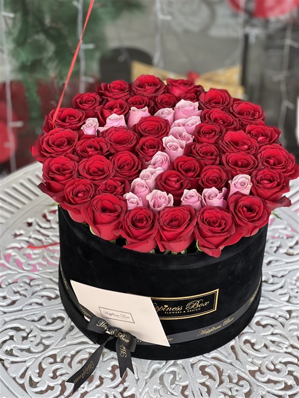 Siyah Mega Kadife Kutuda Kırmızı Güller ve Pembe Harf