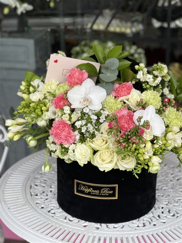 Siyah Mega Kadife Kutuda Beyaz- Pembe Tonlarında Aranjman