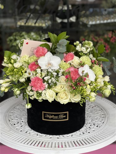 Siyah Mega Kadife Kutuda Beyaz- Pembe Tonlarında Aranjman