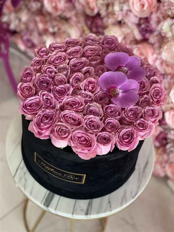 Siyah Kadife Mega Kutuda Pembe İthal Güller