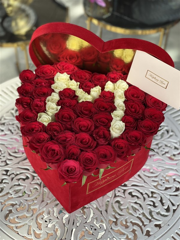 Kırmızı  Kadife Kalpli Kutuda Kırmızı Güller ve Harf