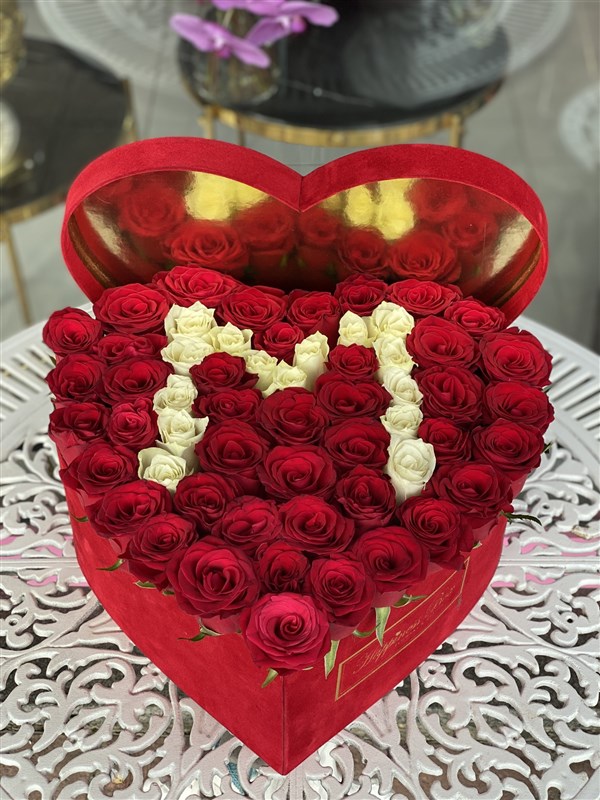 Kırmızı  Kadife Kalpli Kutuda Kırmızı Güller ve Harf