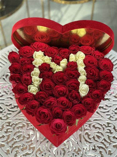 Kırmızı  Kadife Kalpli Kutuda Kırmızı Güller ve Harf