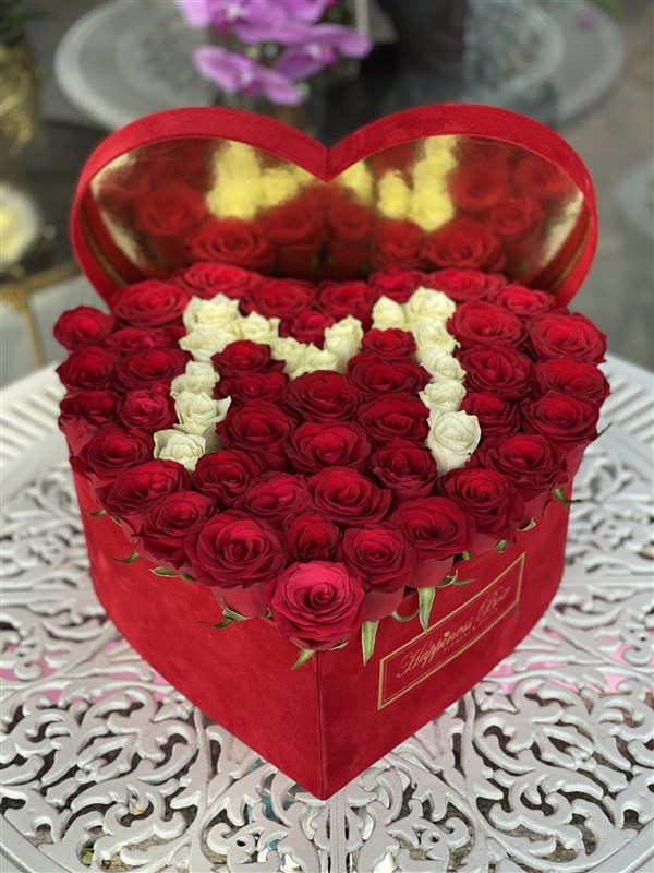 Kırmızı  Kadife Kalpli Kutuda Kırmızı Güller ve Harf