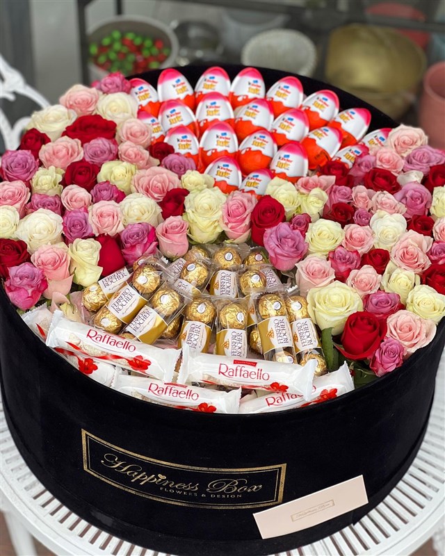 Dev Kutuda Renkli Güller ve Çikolatalar