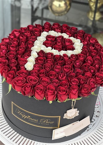 Dev Kutuda Kırmızı Güller ve Seçtiğiniz Harf