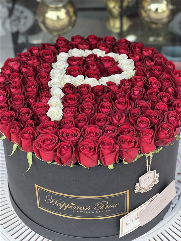 Dev Kutuda Kırmızı Güller ve Seçtiğiniz Harf