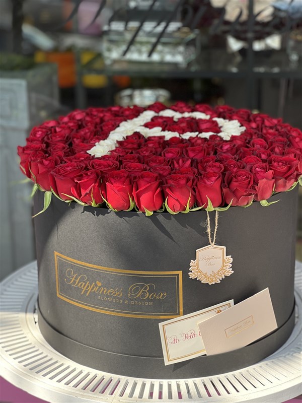 Dev Kutuda Kırmızı Güller ve Seçtiğiniz Harf