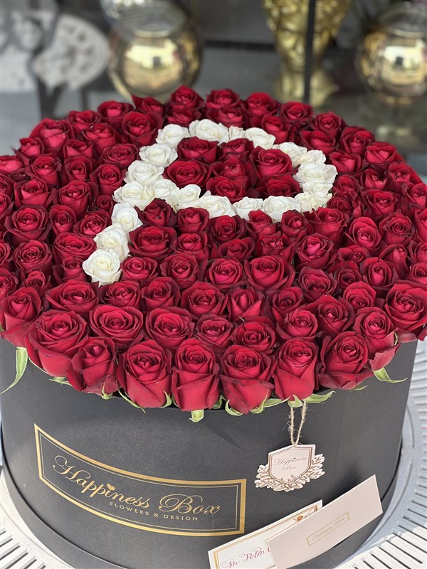 Dev Kutuda Kırmızı Güller ve Seçtiğiniz Harf