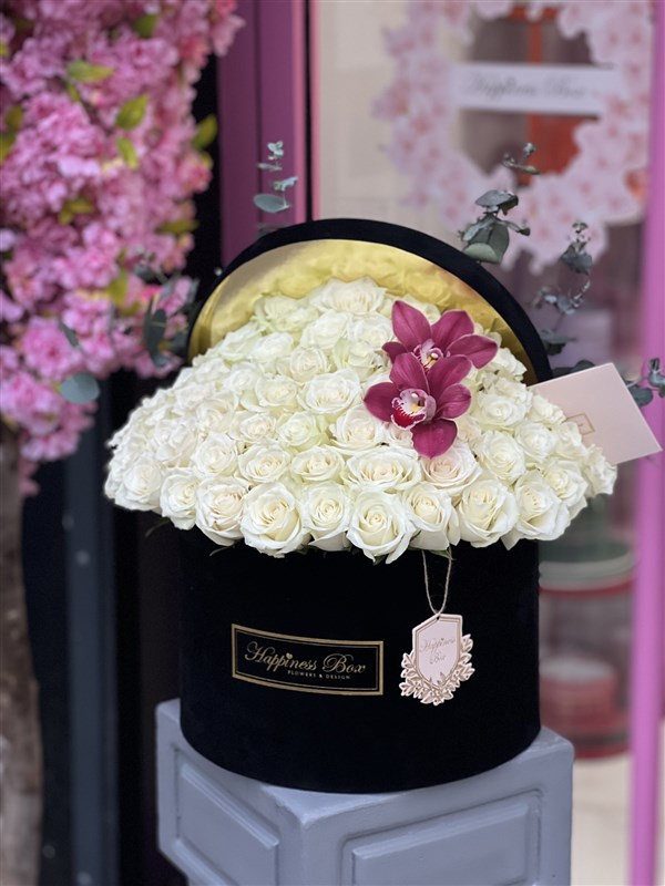 Siyah Mega Kutuda Lüks Beyaz Güller Aranjmanı