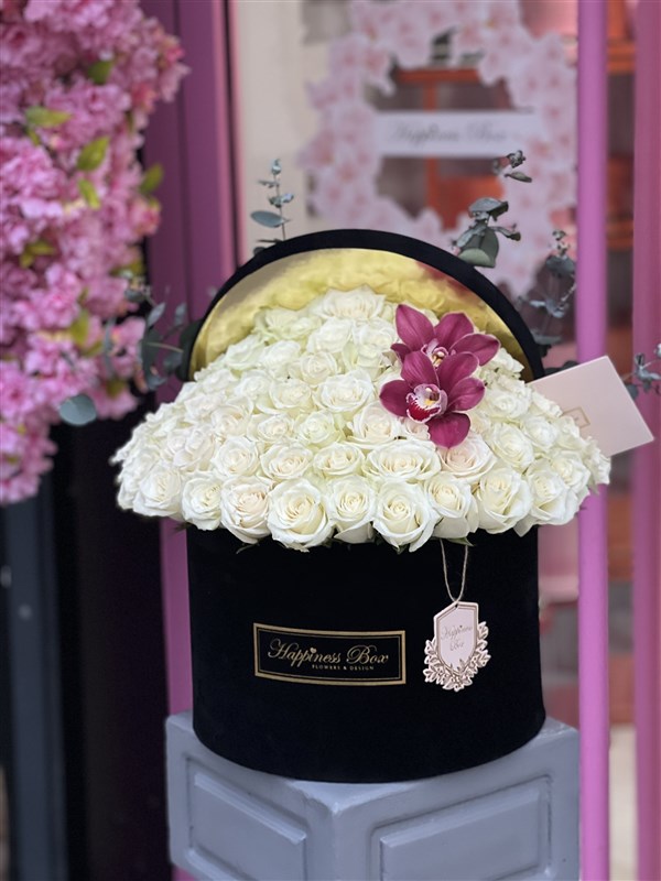 Siyah Mega Kutuda Lüks Beyaz Güller Aranjmanı